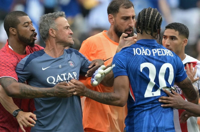 xo-xat-cau-thu-chelsea-luis-enrique-doi-dien-an-phat-tu-fifa